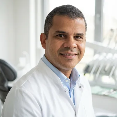 Доктор Хорхе Сантильян — эстетический стоматолог клиники Gardents Аликанте