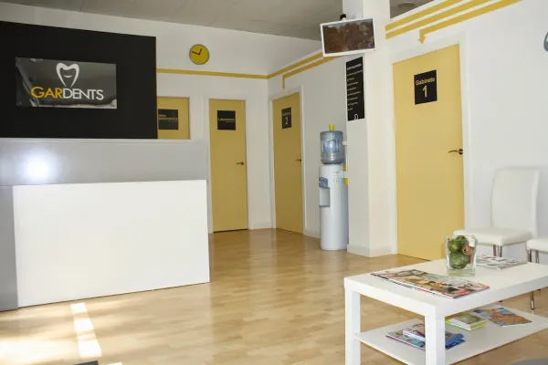 Связаться с клиникой Gardents по WhatsApp телефону или через форму